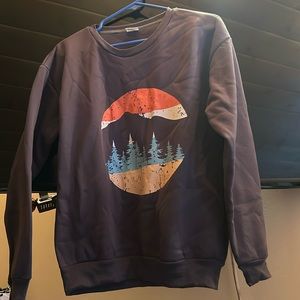 NWOT Gray sweatshirt mountain pictures